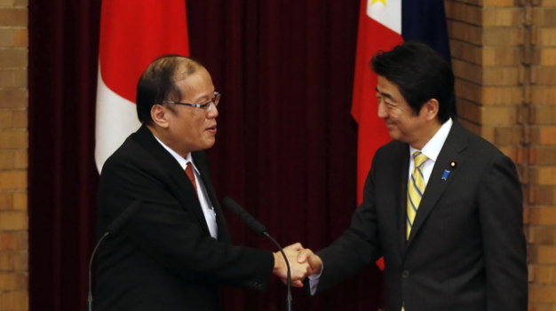Philippines' President Benigno Aquino shakes hands with Japan's Prime Minister Shinzo Abe (R) during a joint news conference at the prime minister's official residence in Tokyo June 24, 2014. Aquino is in Japan for a one-day visit. REUTERS/Yuya Shino (JAPAN - Tags: POLITICS)