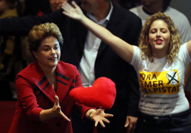 Brazil's suspended president Dilma Rousseff (L) attends a meeting with people from pro-democracy movements in Sao Paulo, Brazil, August 23, 2016. REUTERS/Paulo Whitaker