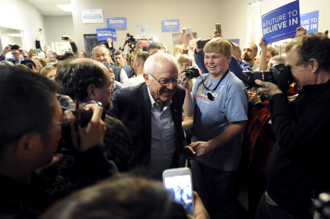 U.S. Democratic presidential candidate Bernie Sanders arrives at a campaign event in Marshalltown, Iowa January 31, 2016. REUTERS/Mark Kauzlarich