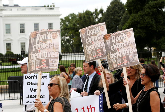 Protesters and family members of 9/11 victims protest in front of the White House regarding President Barack Obama's threatened veto of the Justice Against Sponsors of Terrorism Act (JASTA) in Washington, U.S., September 20, 2016. REUTERS/Gary Cameron